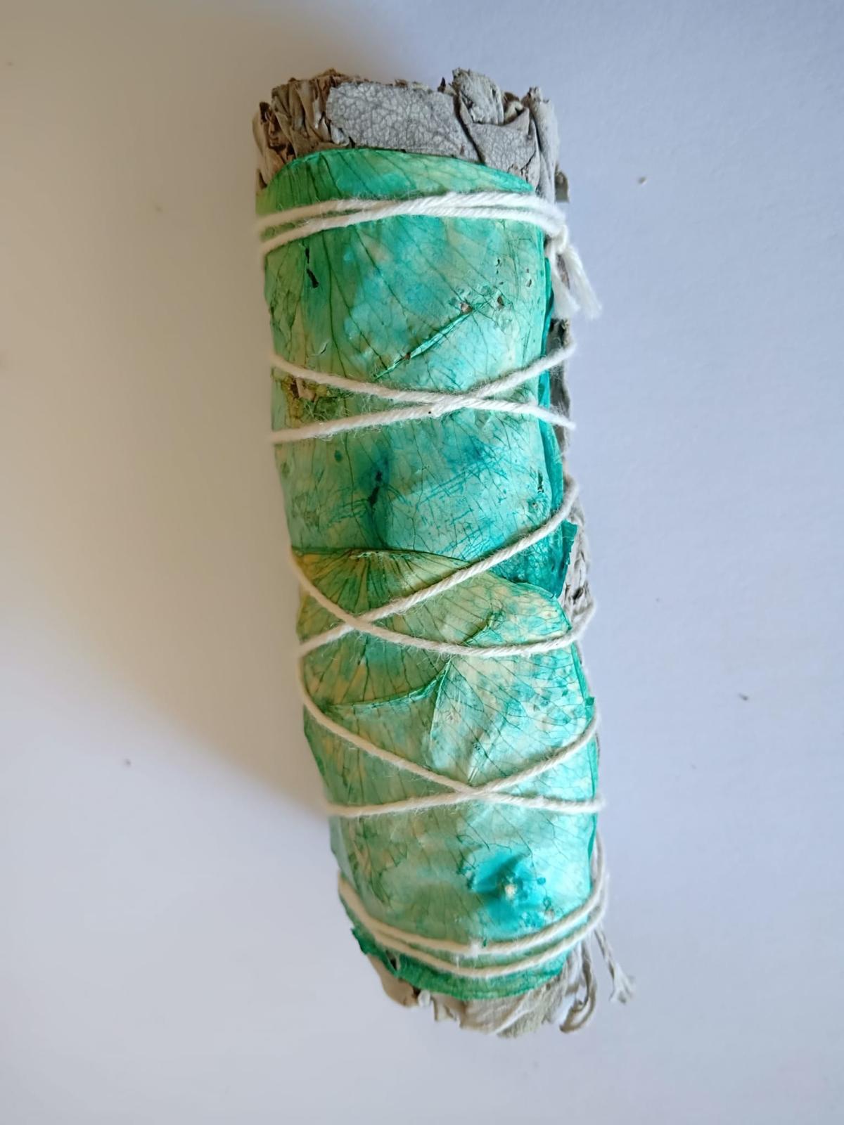 sahumerio de salvia y petalos turquesa