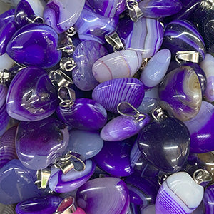 Colgantes de piedras naturales en forma de corazón