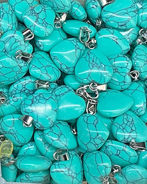 Colgantes de piedras naturales en forma de corazón