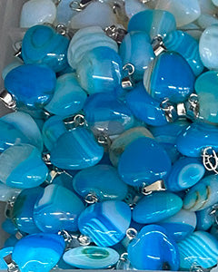 Colgantes de piedras naturales en forma de corazón