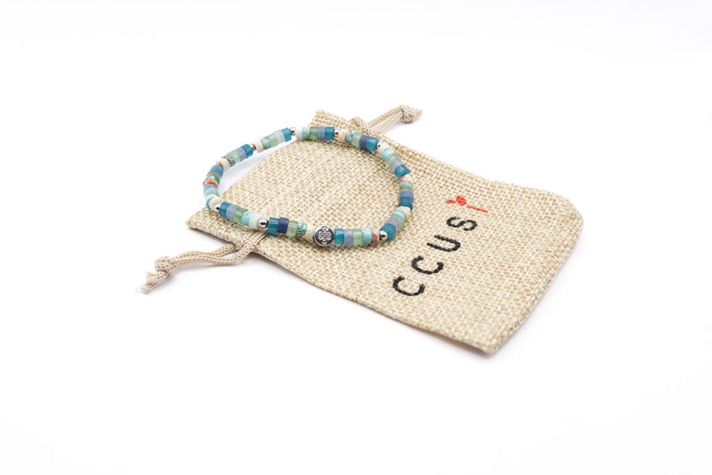 BLAUES PERLENARMBAND IN DER TASCHE