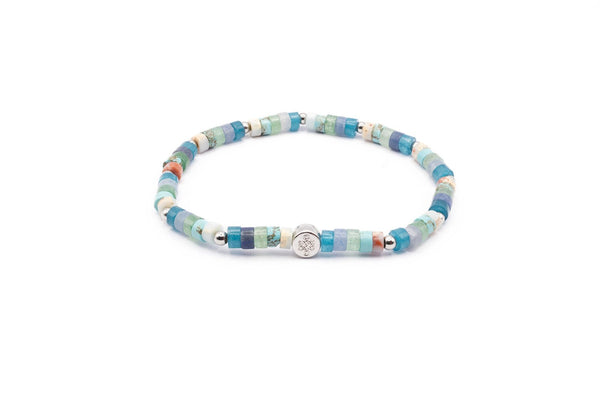 BLAUES PERLENARMBAND IN DER TASCHE
