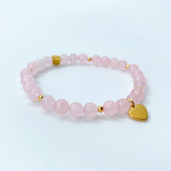 Brazalete en cuarzo rosa con dije de corazón